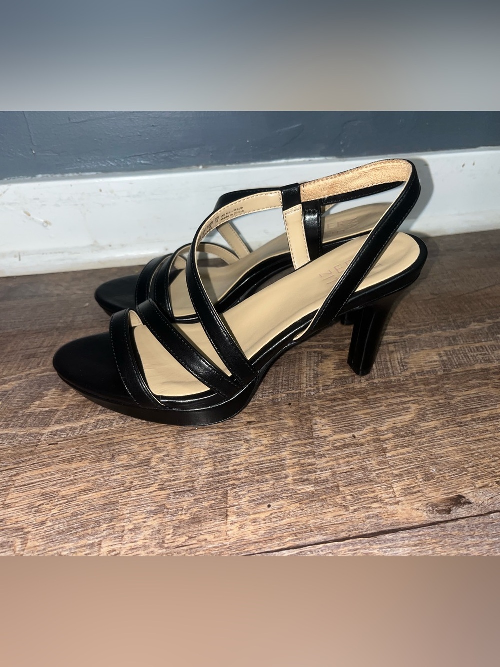 Women's Naturalizer Brenta strappy sandal size 7.5